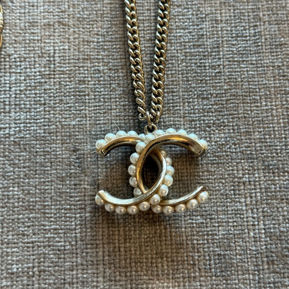 Authentic Chanel CC Faux Pearl Necklace Gold Tone - Picture 5 of 12